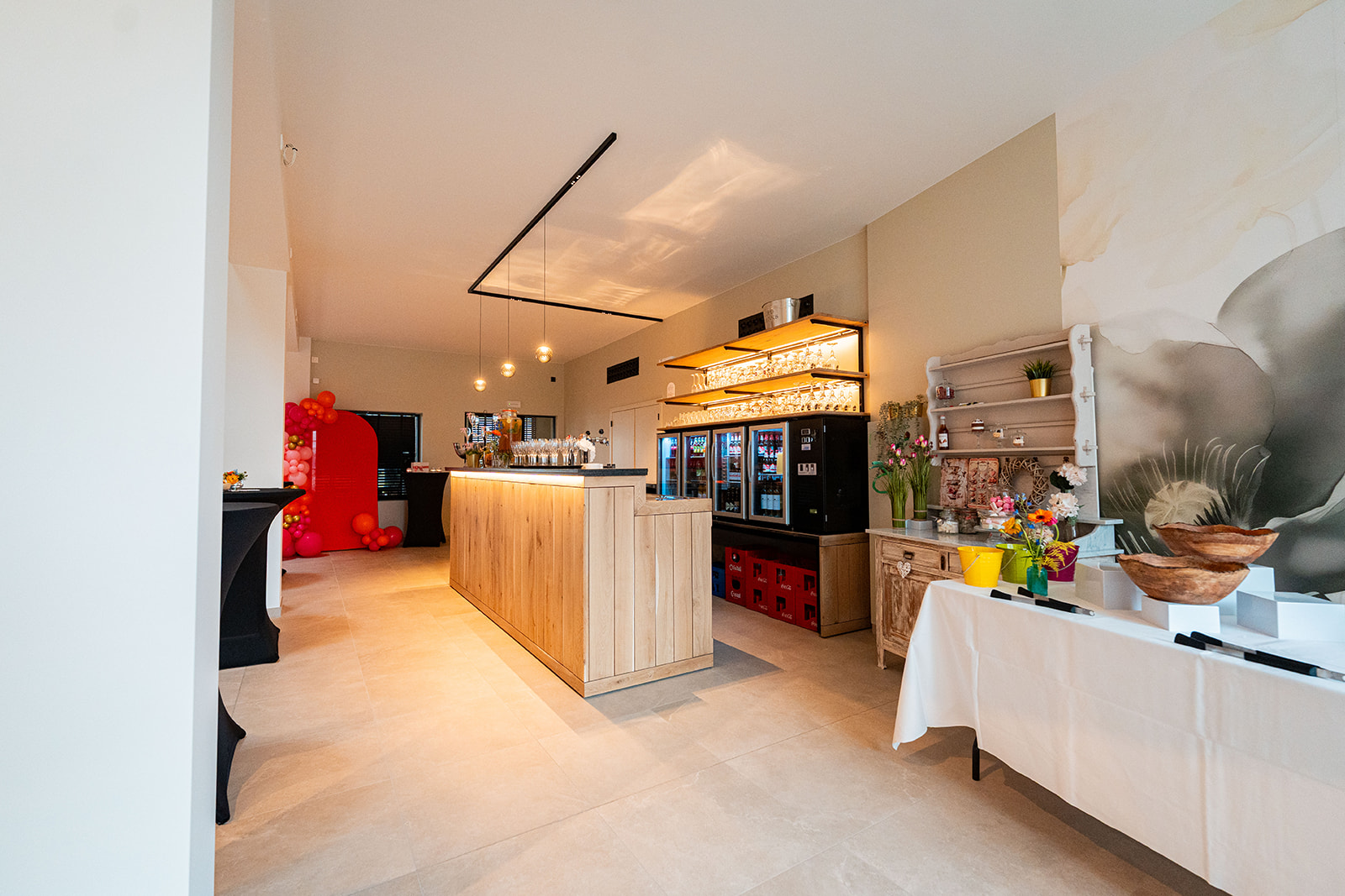 Houten bar in Ster Events met sfeervolle verlichting