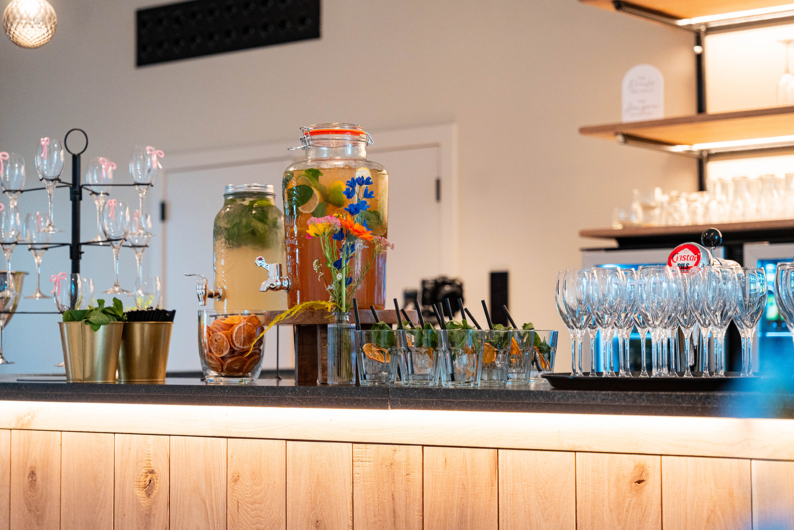 Bar met huisgemaakte mojito en limonade in glazen schenkkannen