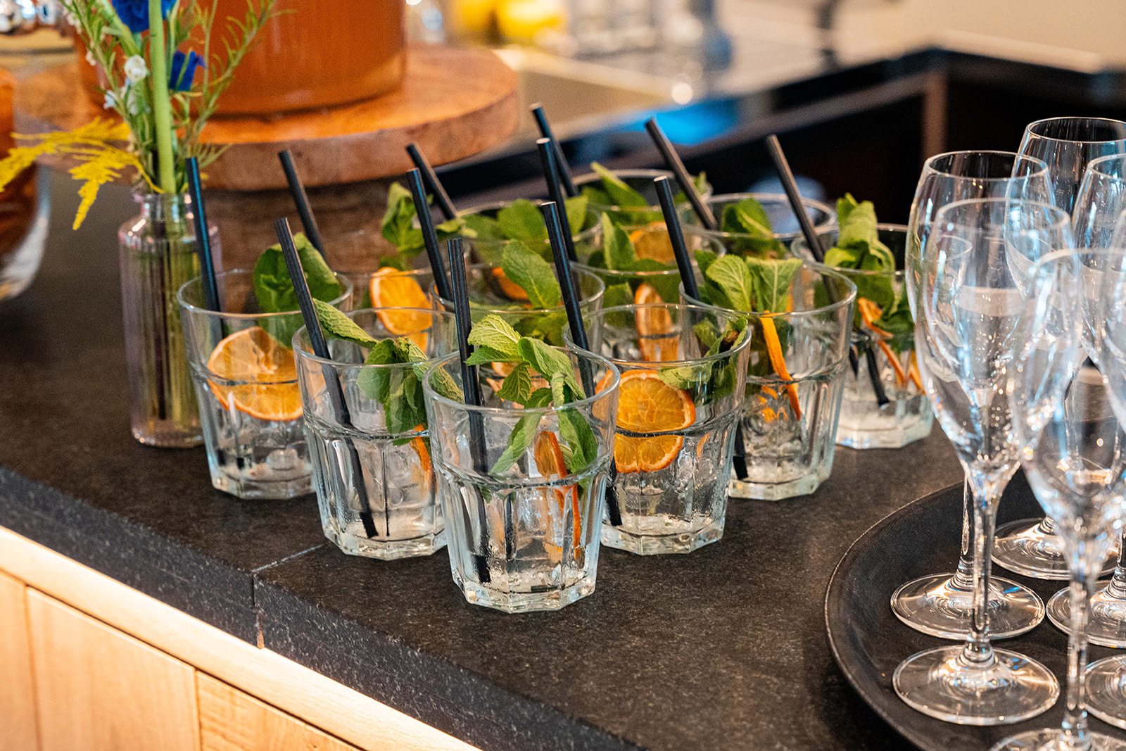 Huisgemaakte mojito's met munt en sinaasappel aan de bar