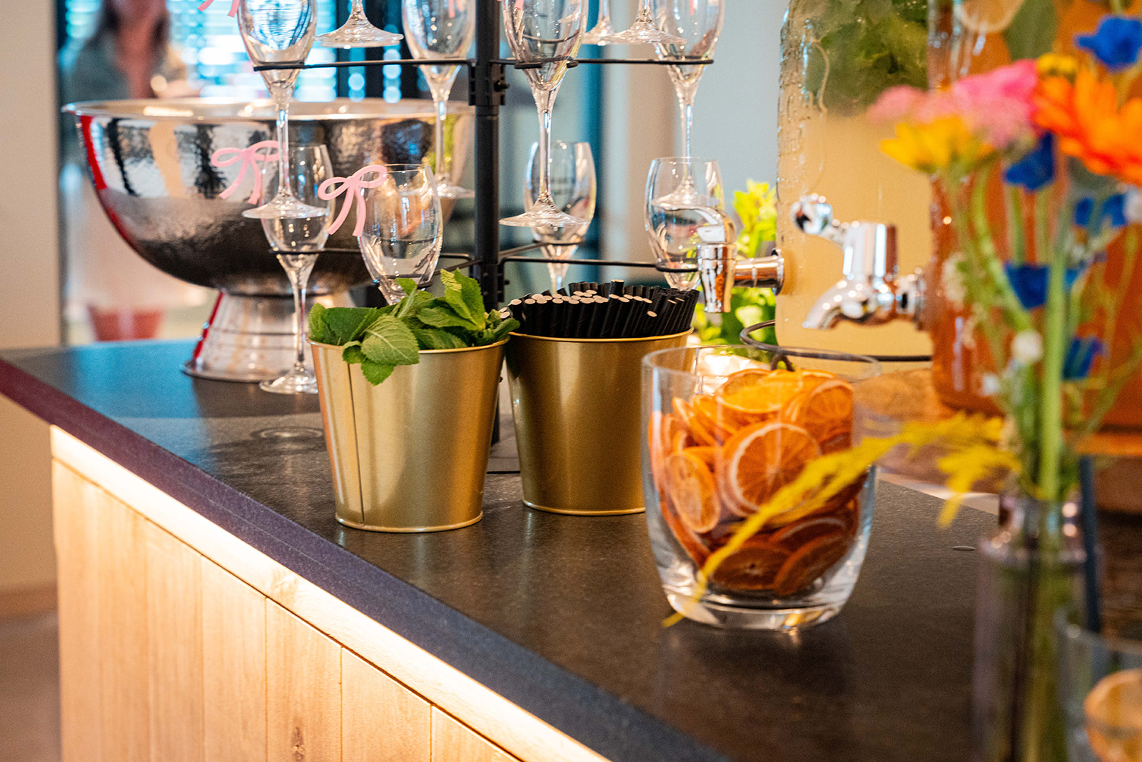 Bar met munt, rietjes en gedroogde sinaasappels voor cocktails