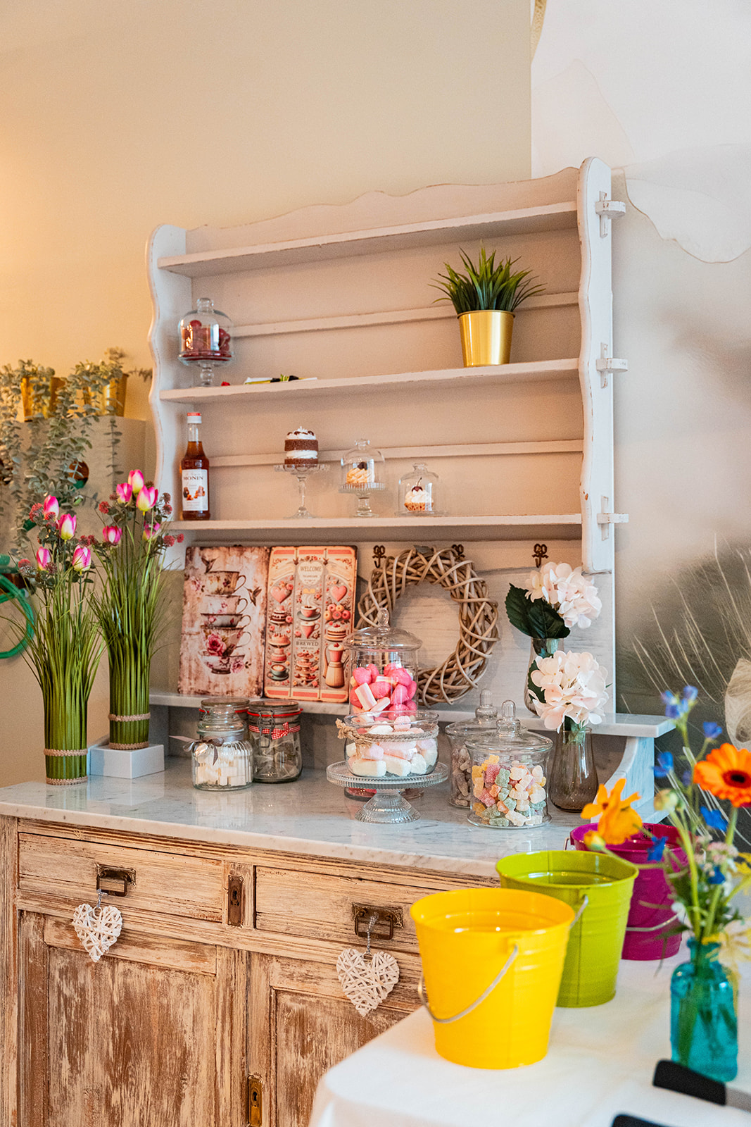 Sfeervolle candy bar met snoepjes en bloemen