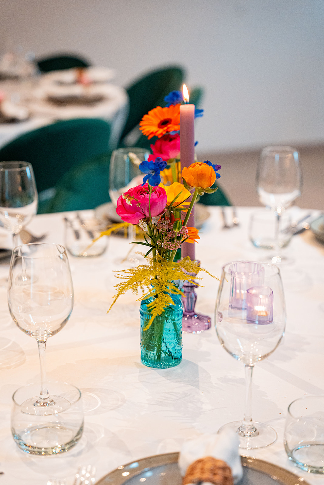 Sfeervolle tafeldecoratie met kleurrijke veldbloemen en kaars