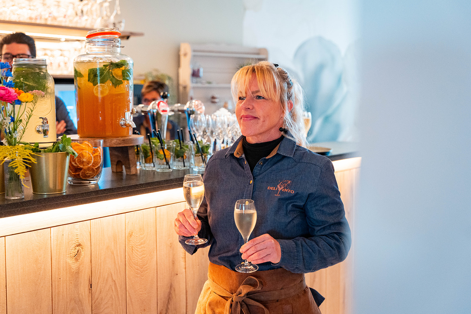 Gastvrouw Wenda met cavaglazen aan de Delivento bar