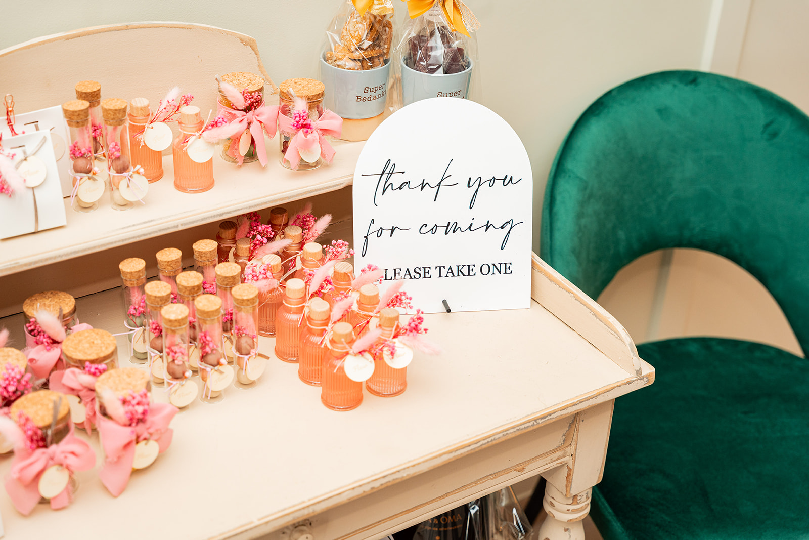 Bedankjestafel met handgemaakte cadeautjes en 'thank you for coming' bord