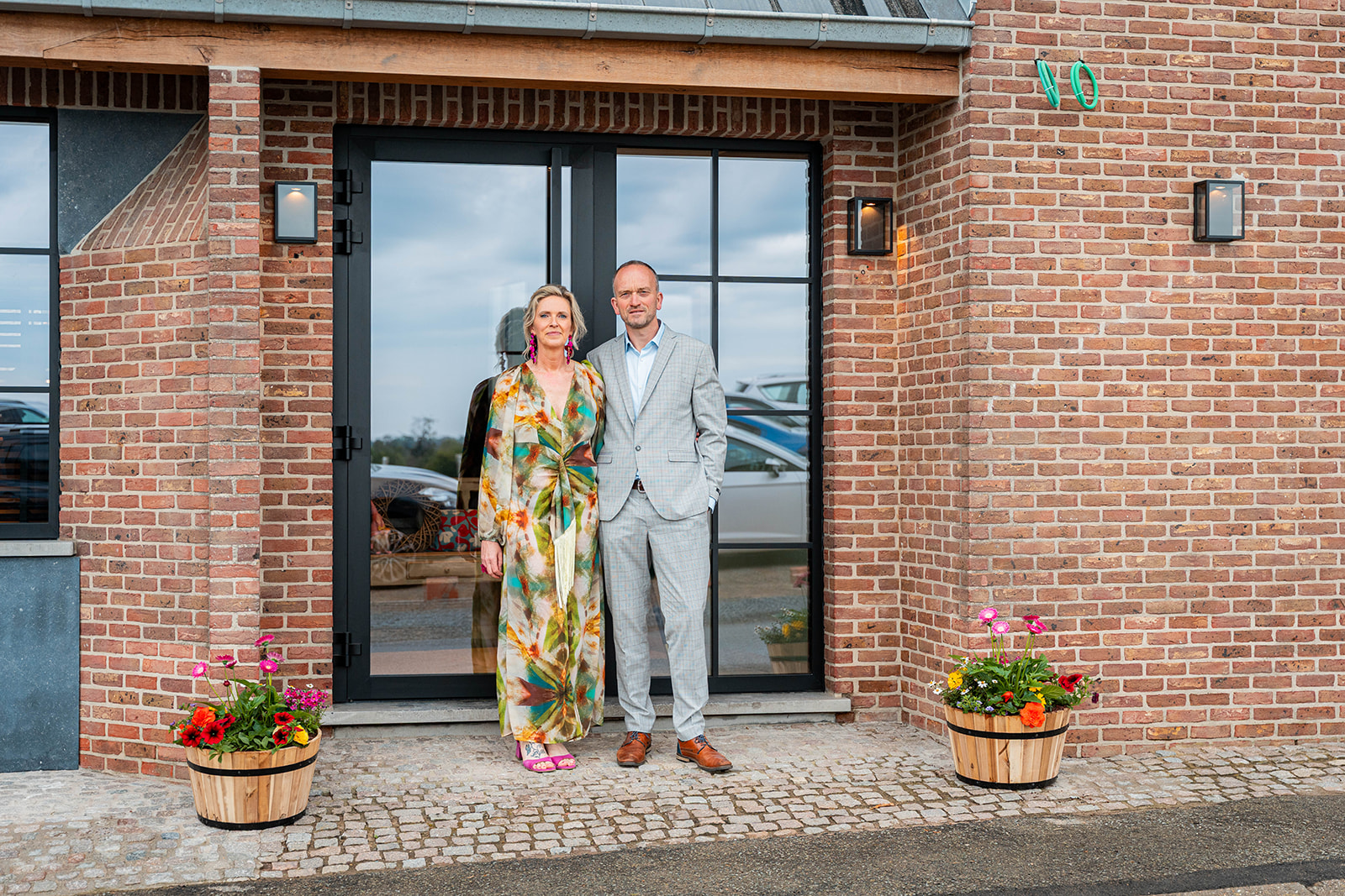 Portret van de eigenaars voor de glaspartij van Ster Events