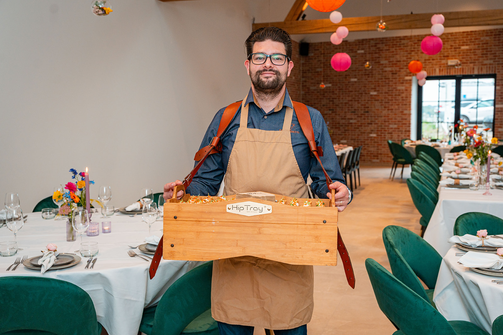 Delivento ober met HipTray vol aperitiefhapjes in de feestzaal
