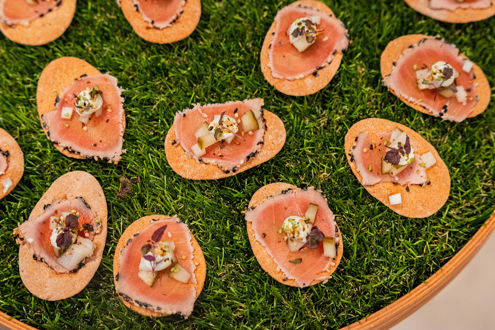 Verfijnde aperitiefhapjes met tonijn tataki en sesam op gras