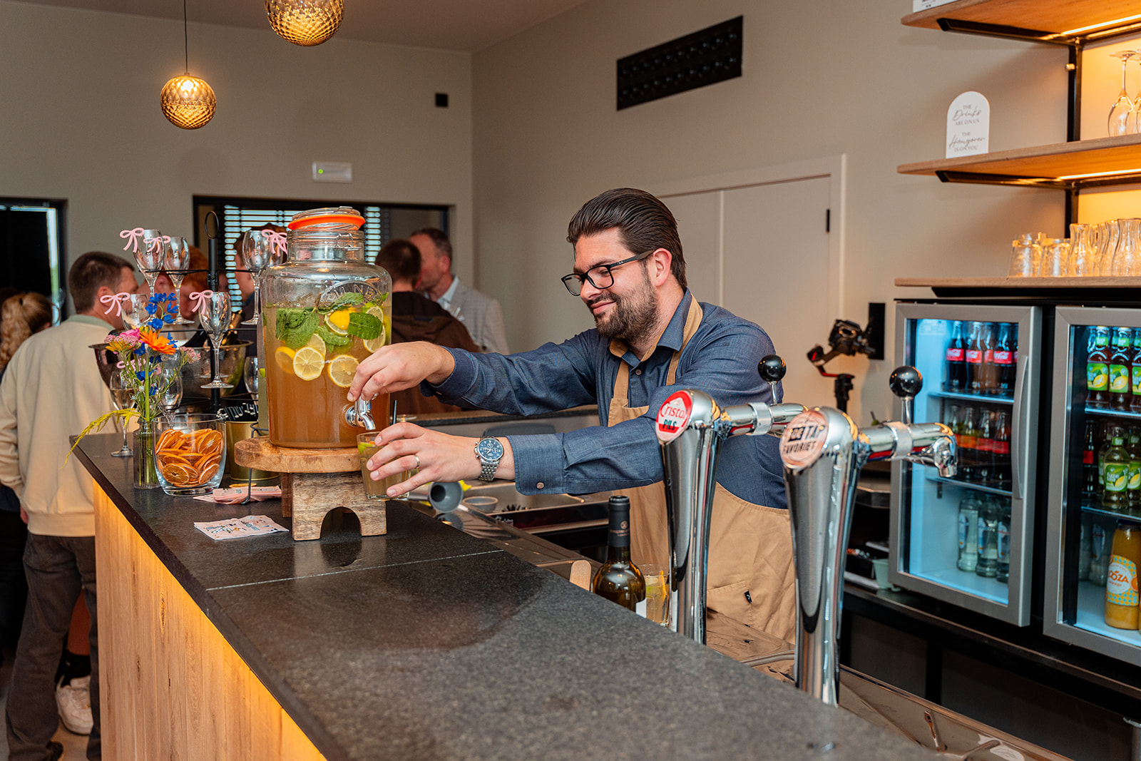 Delivento bartender schenkt huisgemaakte limonade aan de bar