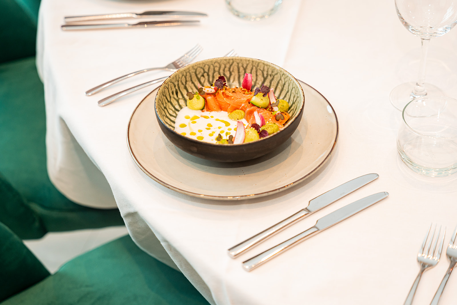 Verfijnd voorgerecht met zalm in handgemaakte kom op gedekte tafel