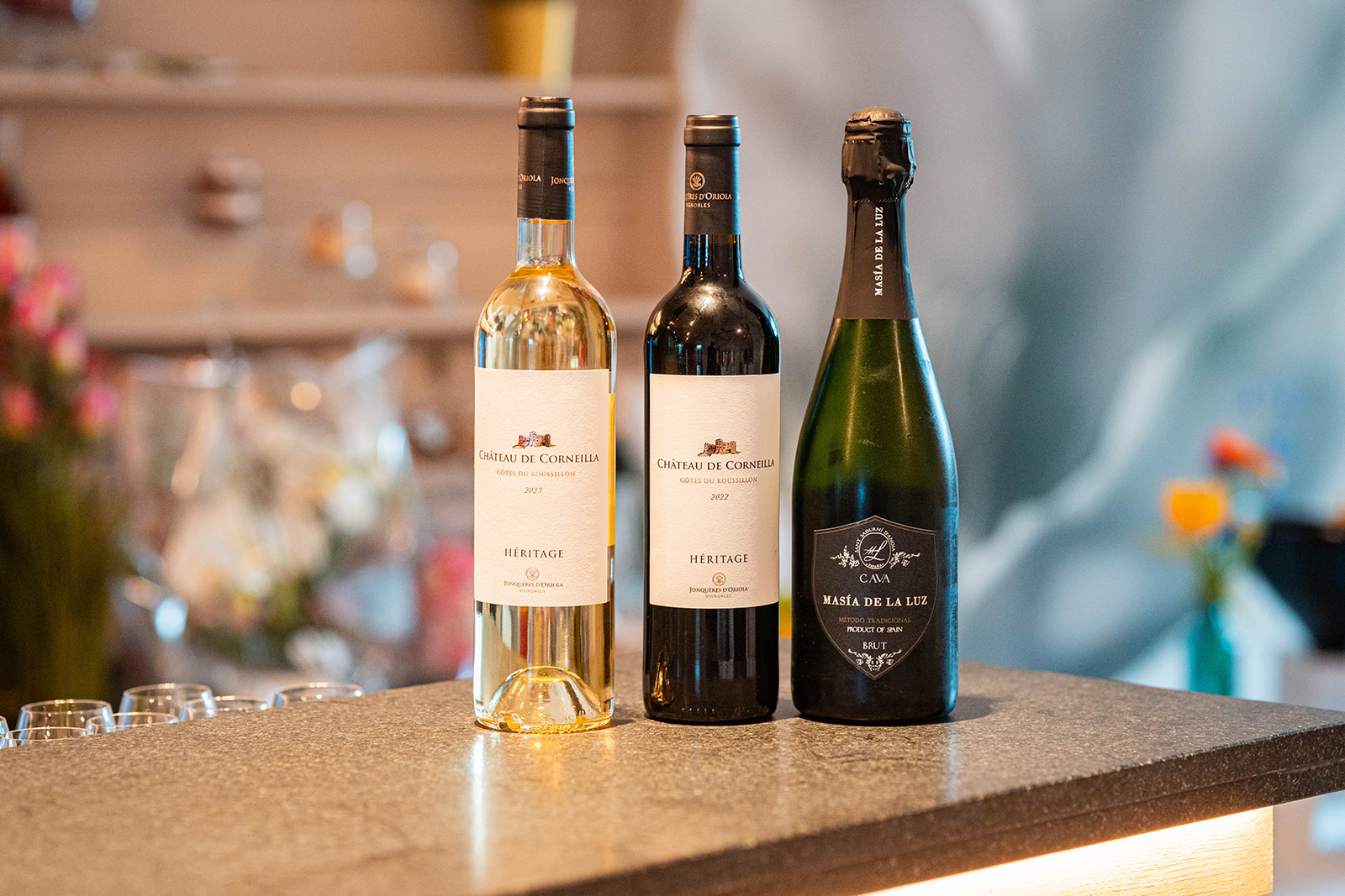 Wijnselectie met Château de Corneilla wit, rood en Cava Masía de la Luz aan de bar