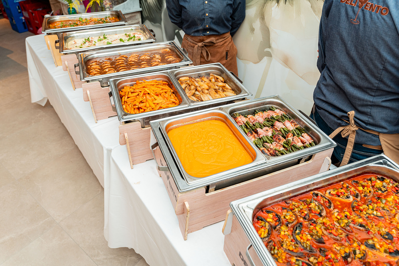 Warm buffet met diverse warme gerechten in Delivento chafing dishes