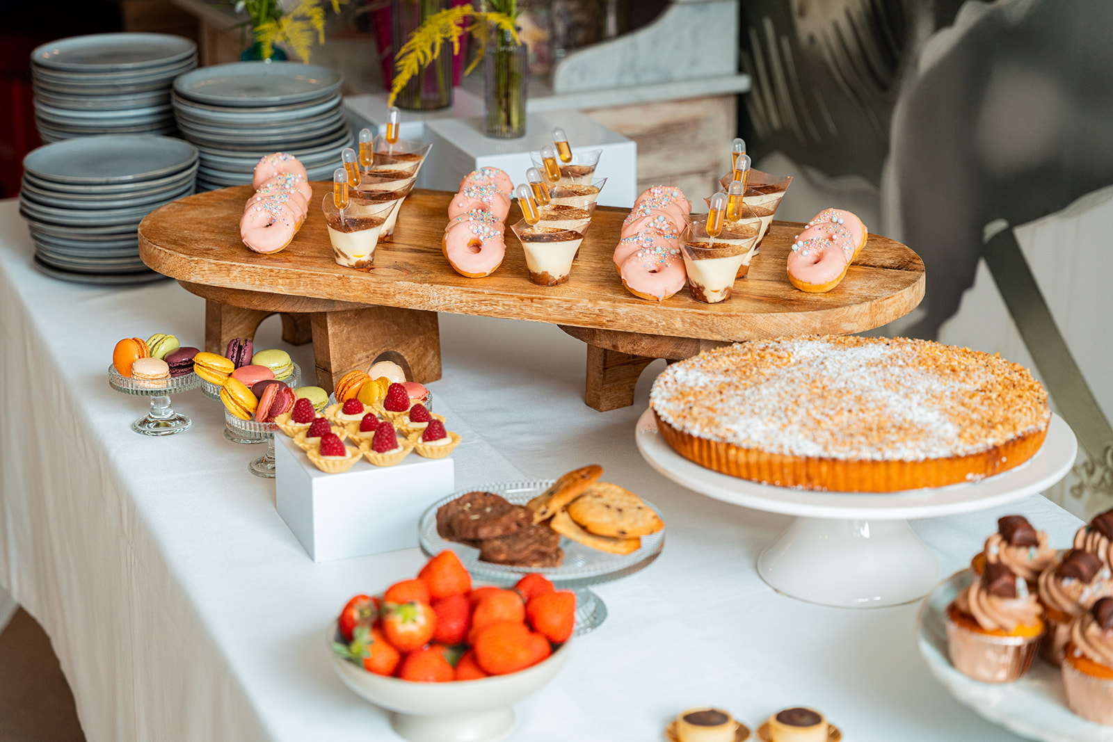 Sfeervol dessertbuffet met donuts, tiramisu, macarons en notentaart
