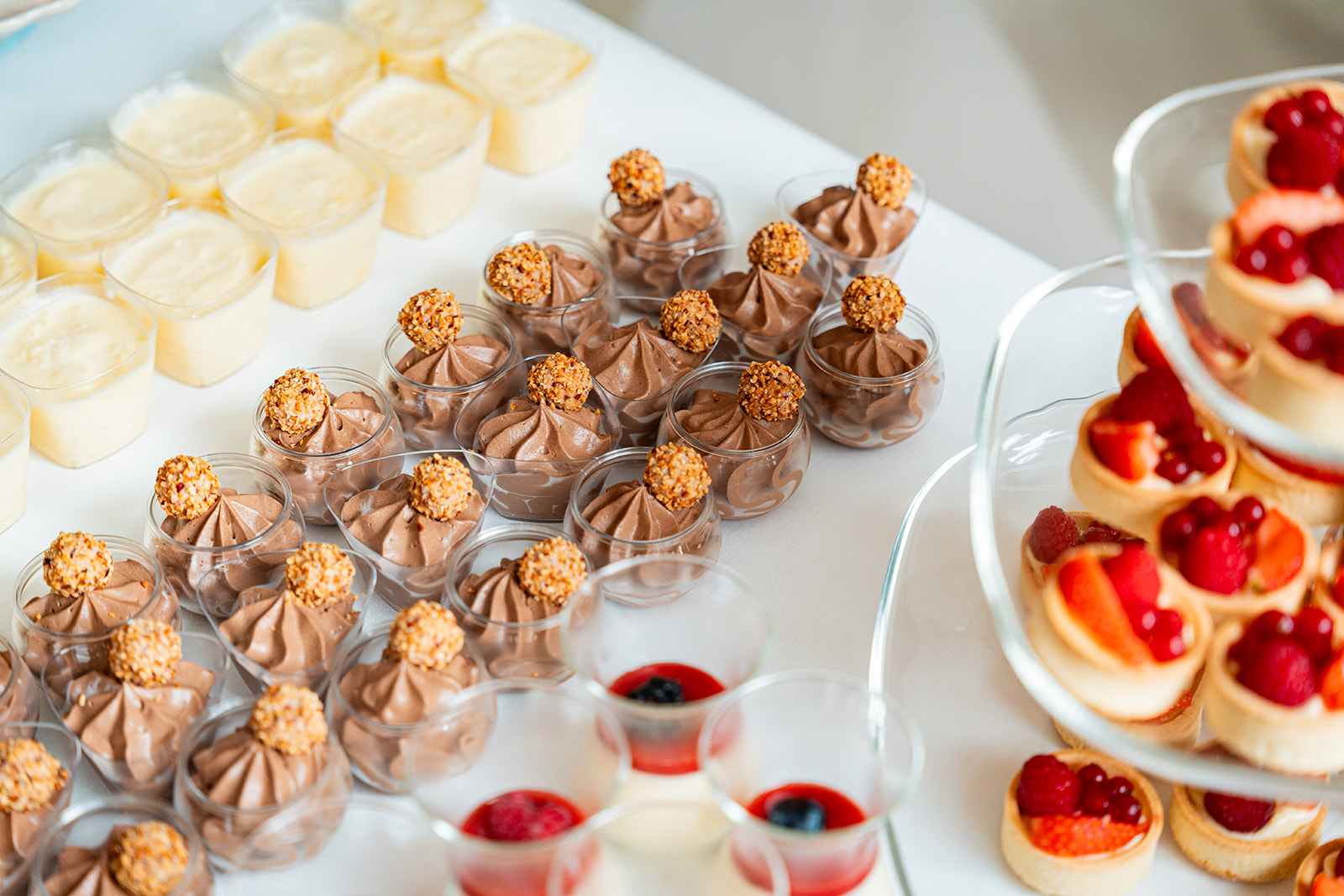 Dessertbuffet met chocolademousse, vanillepudding en fruittaartjes