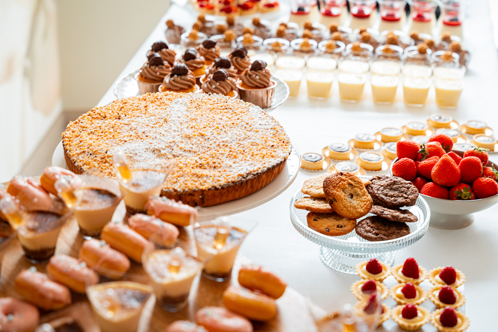 Notentaart, cupcakes, koekjes en aardbeien op dessertbuffet