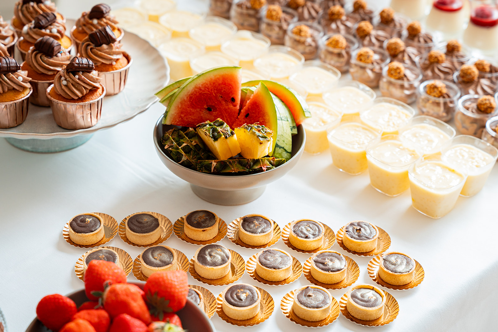 Cupcakes, vers fruit en chocoladetaartjes op het buffet