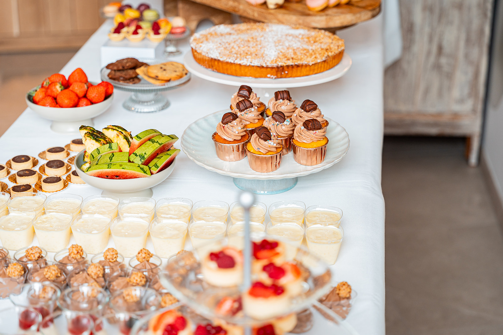 Cupcakes met chocoladetopping, vers fruit en rijstpap op het dessertbuffet