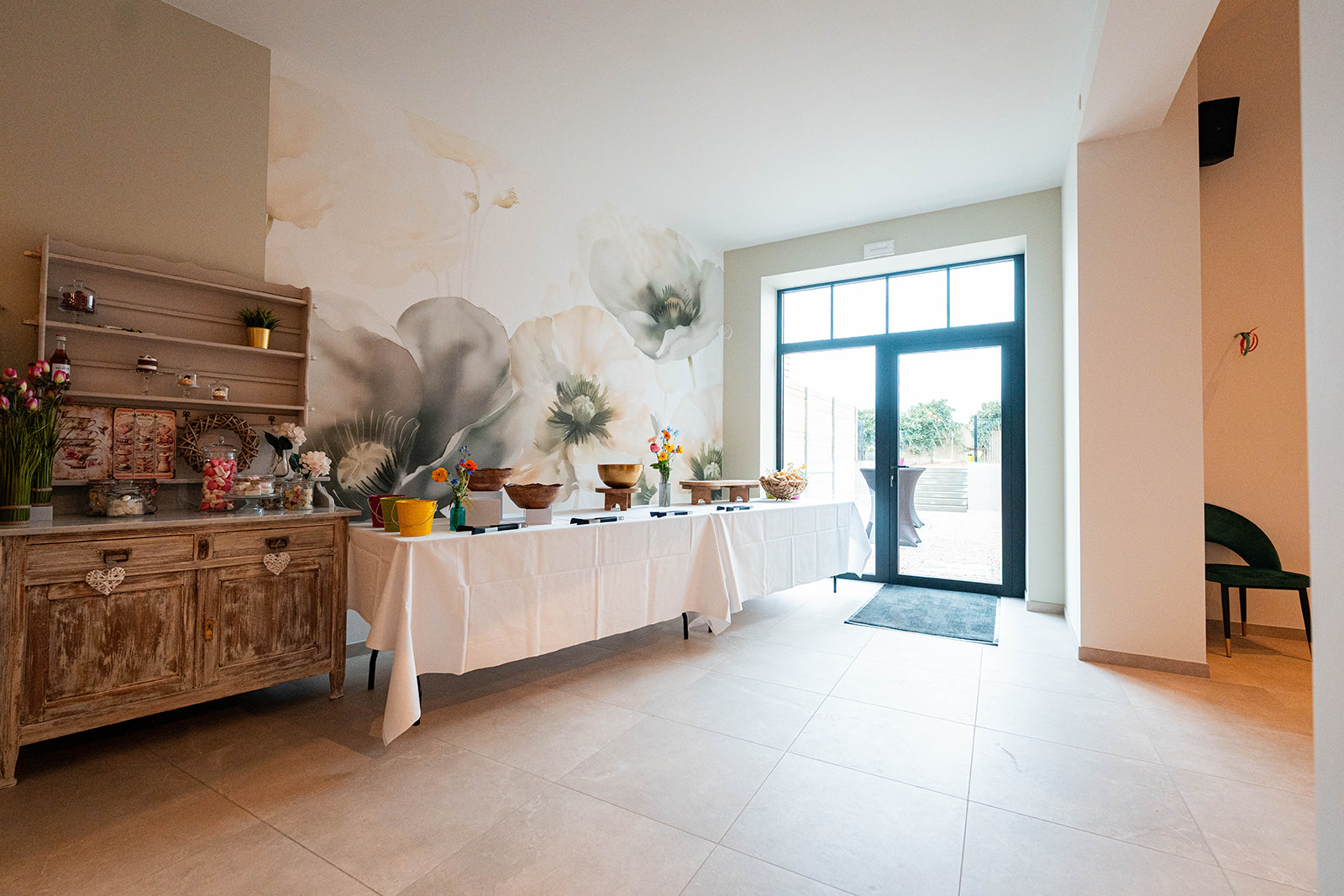 Inkomhal met bloemenmuur en candy bar