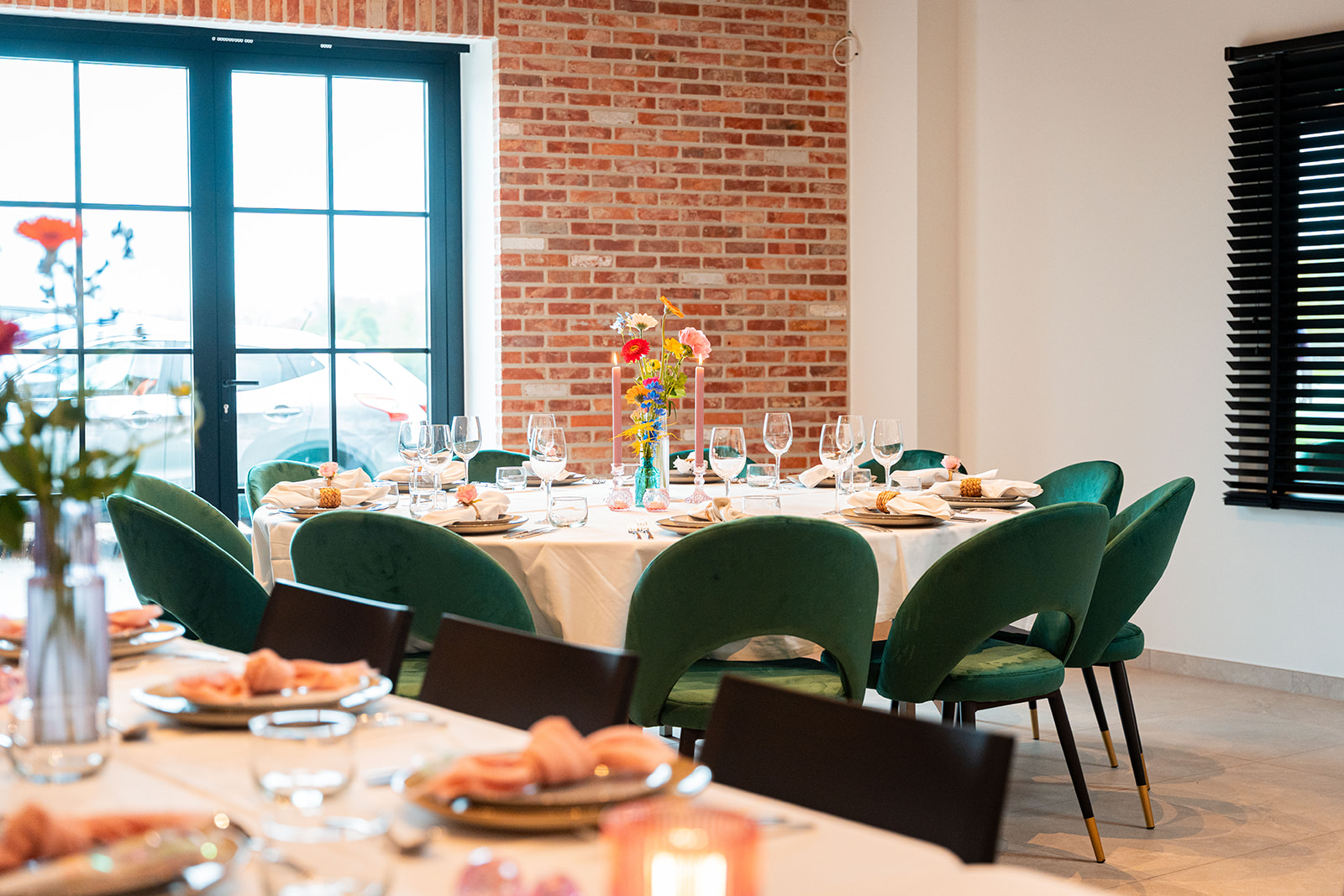 Ronde feesttafel tegen authentieke bakstenen muur