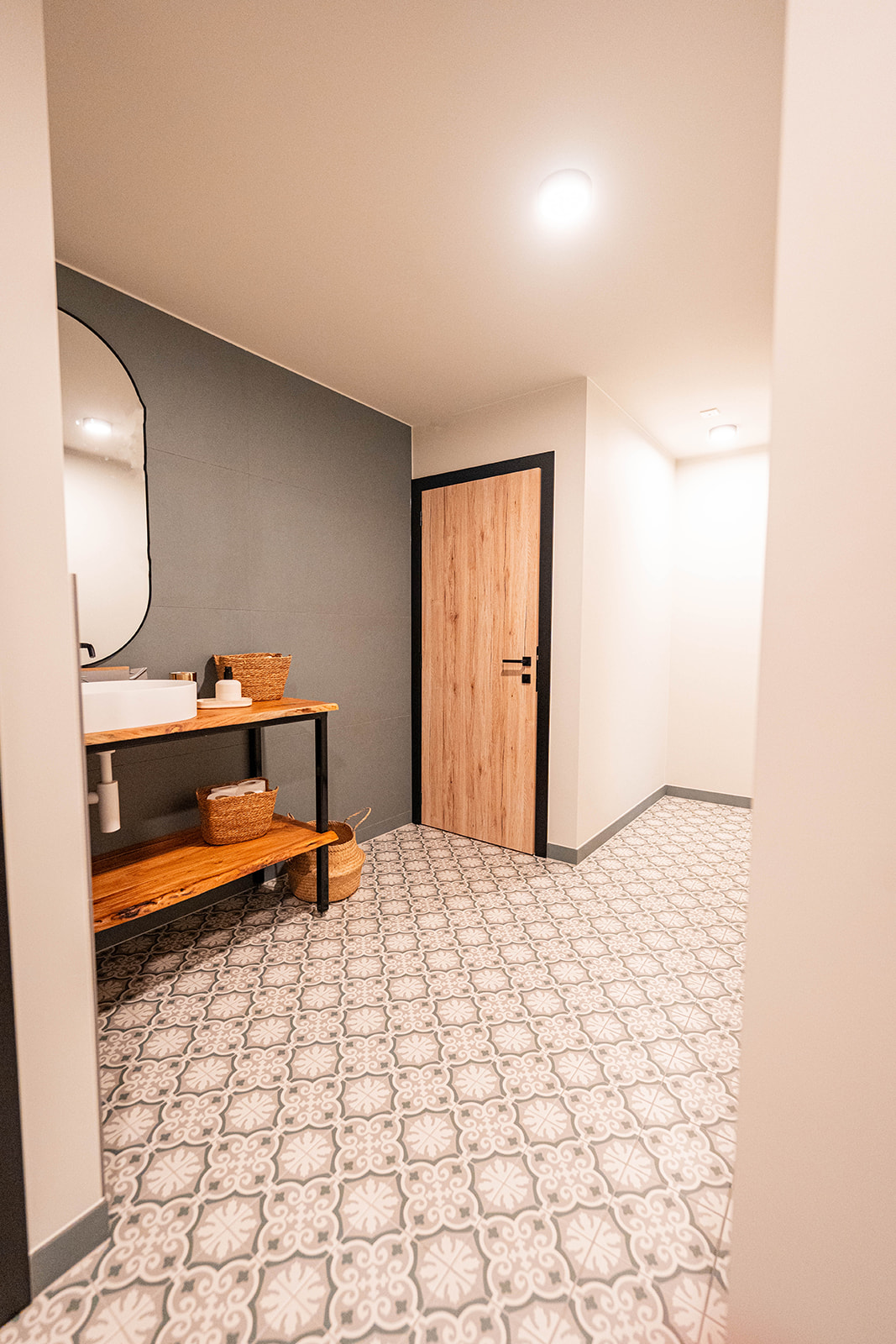 Damestoilet met designtegels en houten meubel