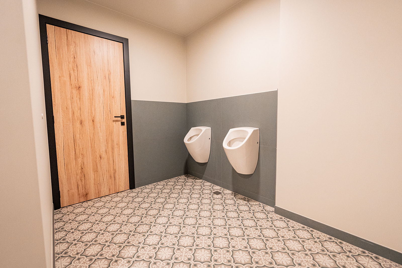 Herentoilet met cementtegels