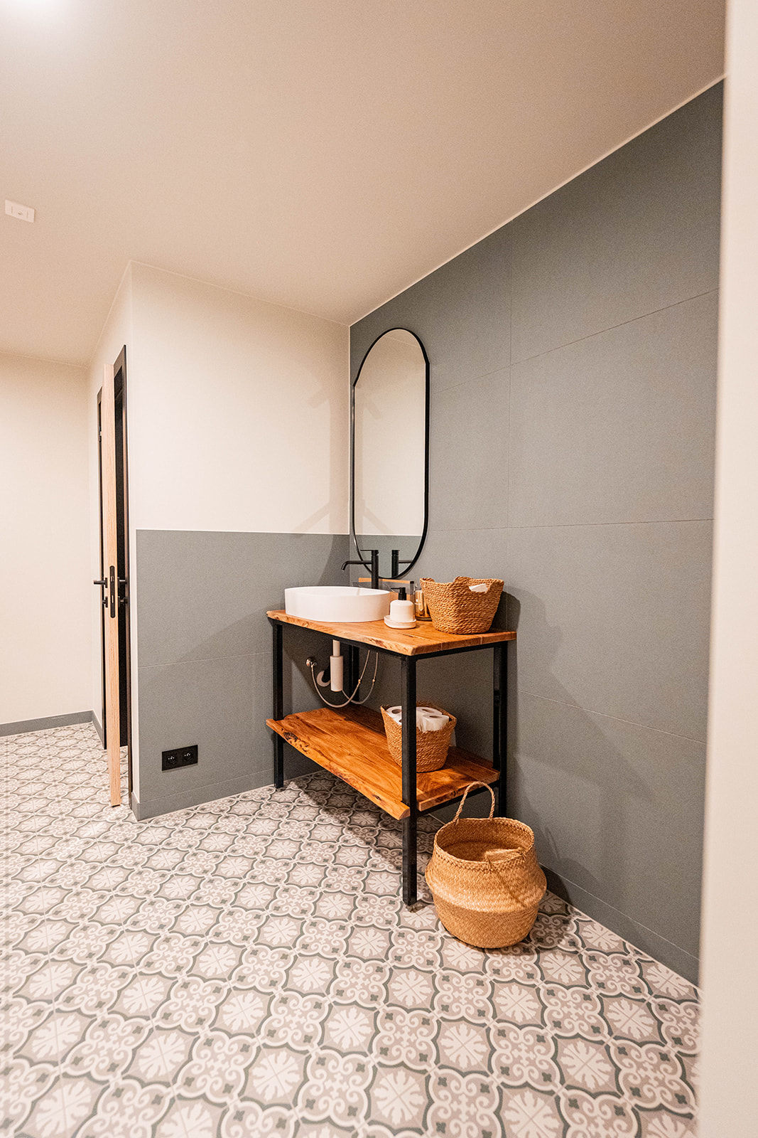 Lavabo met houten blad en cementtegels